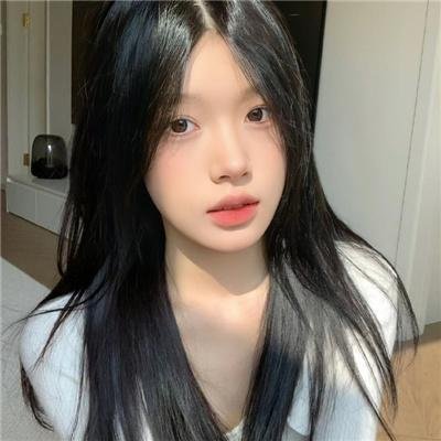 她背后的那双手